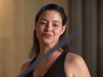 Katherine busca la aprobación de su arma Katherine busca la aprobación de su arma