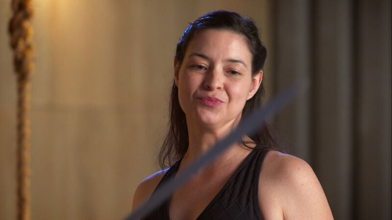 Katherine utiliza un gladio romano para competir en Forjado a fuego: Cuchillo o muerte