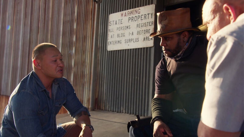 Los jueces acuden a consolar a este participante tras su retirada forzosa