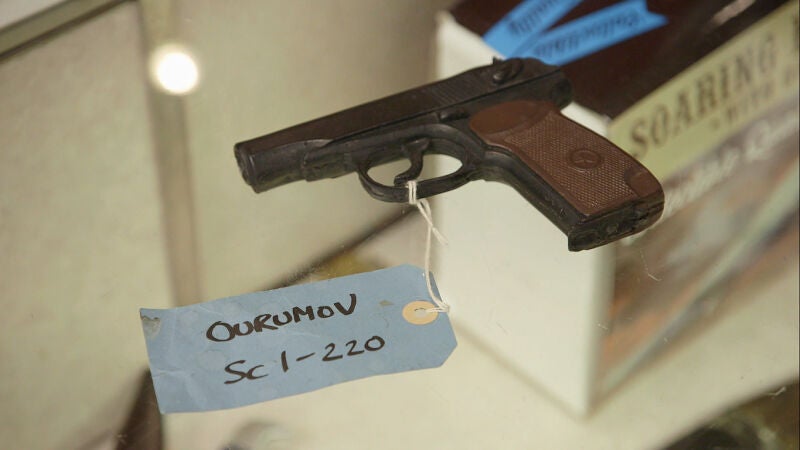 La pistola de atrezzo que usó el villano de 'Goldeneye' en James Bond