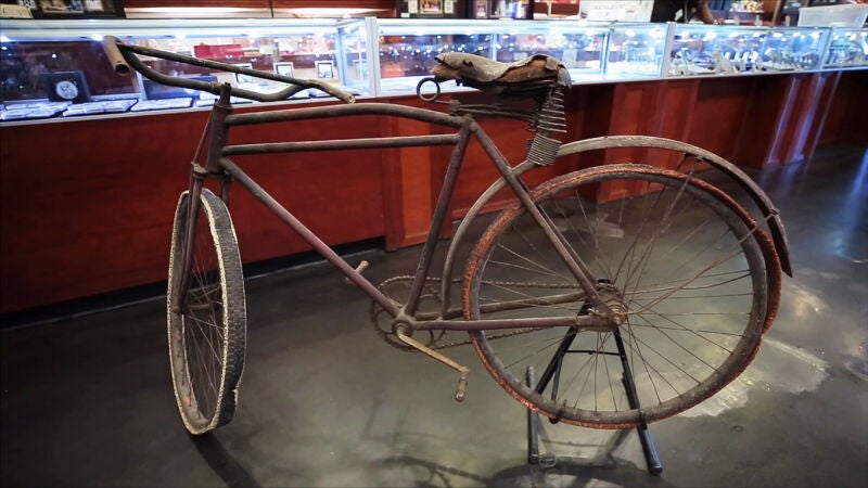 Una bicicleta de principios del siglo XX con llantas de madera y una gran historia