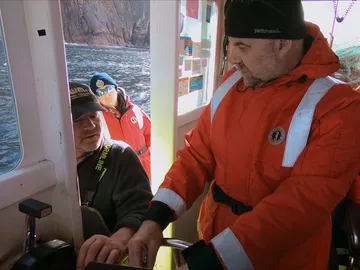 La policía entra en el barco La policía entra en el barco