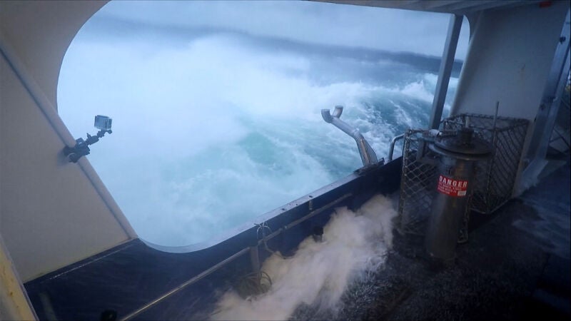 Una ola gigante embiste el barco de Pete