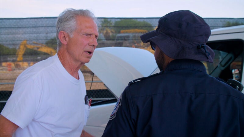 Este viajero, ¿intenta ser amable o solo quiere distraer?