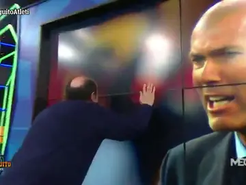 ZIDANE le hace la 'cobra'... ¡A JUANMA en El Chiringuito! ZIDANE le hace la 'cobra'... ¡A JUANMA en El Chiringuito!