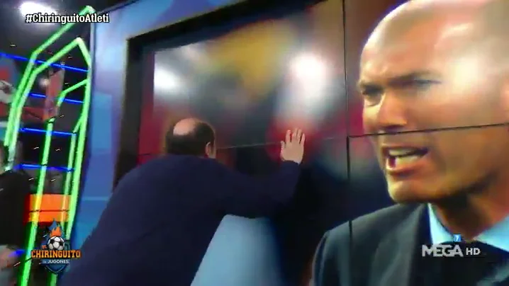ZIDANE le hace la 'cobra'... ¡A JUANMA en El Chiringuito! ZIDANE le hace la 'cobra'... ¡A JUANMA en El Chiringuito!