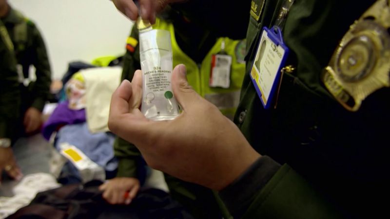 Sorprendido por lo que encuentran en su maleta