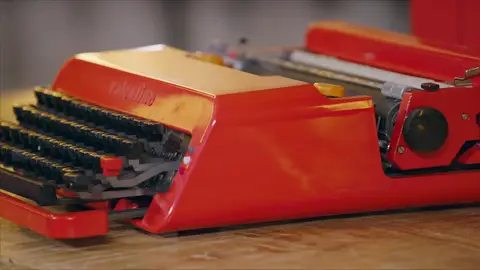 Máquina de escribir de color rojo El salón de las subastas
