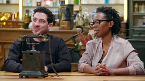 Dos teléfonos antiguos a subasta El salón de las subastas