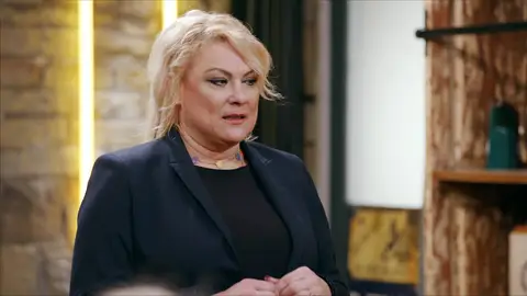 Decepcionada con la puja El salón de las subastas