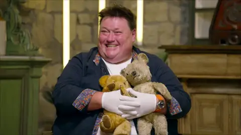 Adrian se derrite al ver estos ositos de peluche Adrian se derrite al ver estos ositos de peluche