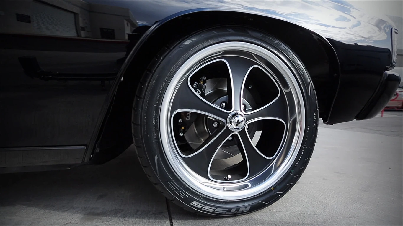 Los neumáticos de un Chevelle de los 70 Locos por los coches
