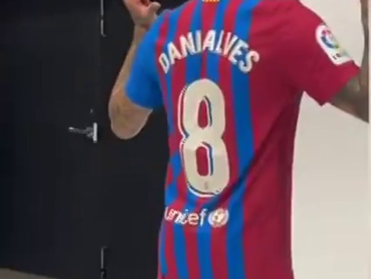 Dani Alves llevará el dorsal 8