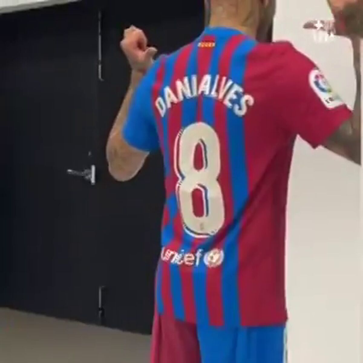 Dani Alves llevará el dorsal 8