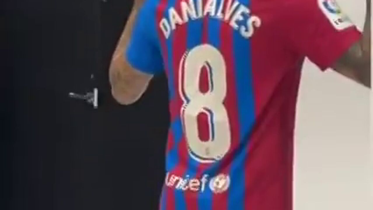 Dani Alves llevará el dorsal 8