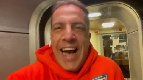 "¡Culito apretado que viene su Santidad...!" "¡Culito apretado que viene su Santidad...!"
