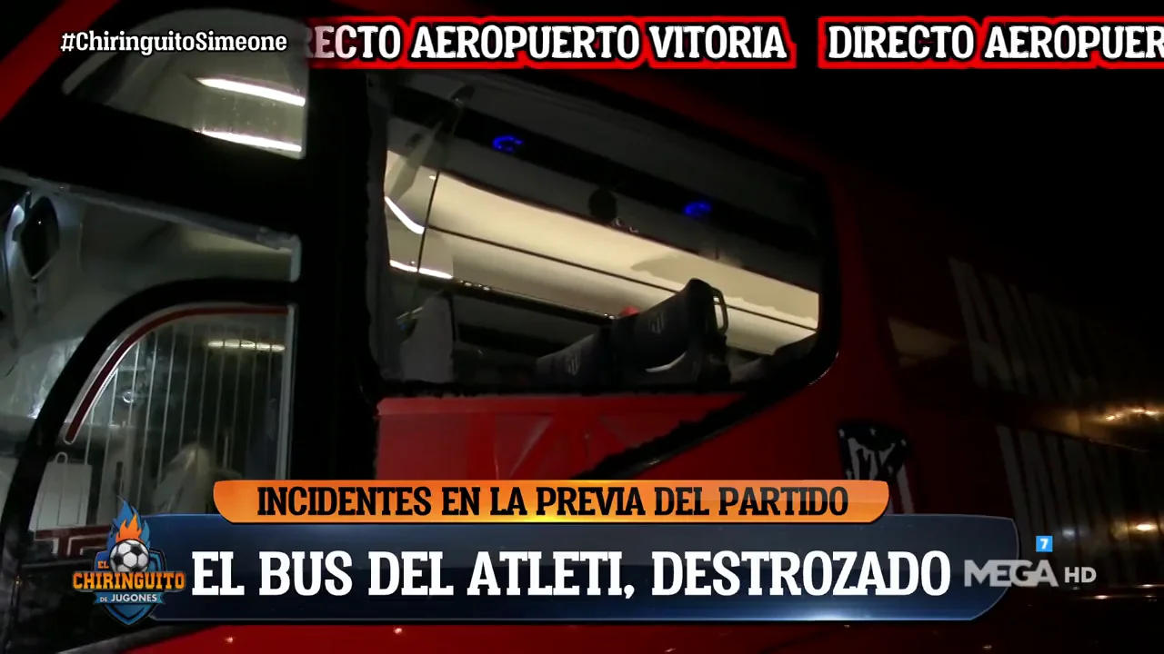 As&iacute; ha quedado el autob&uacute;s del Atleti tras el partido en el Reale Arena
