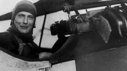 La historia de la Luftwaffe Una de las principales ventajas armamentísticas del ejército nazi fueron sus potentes y precisos aviones de la Luftwaffe.