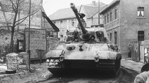 Descubre el arma letal definitiva que Hitler usó en su gran ofensiva final Las armas Nazis fueron mejorando con el transcurso de la guerra y en la ofensiva final de Hitler participó lo que los expertos denominan como "el arma letal definitiva".