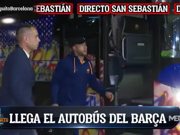 Araujo y Aubameyang cojeando en la llegada del autobús del Barça