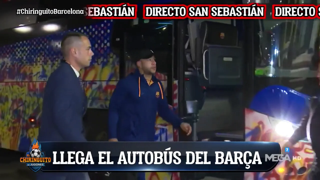 Araujo y Aubameyang cojeando en la llegada del autob&uacute;s del Bar&ccedil;a