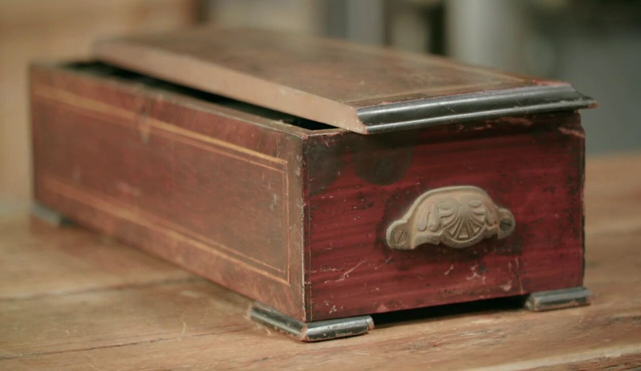 ¿Conseguirán restaurar una vieja caja de música que sobrevivió a la guerra?