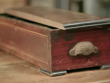 ¿Conseguirán restaurar una vieja caja de música que sobrevivió a la guerra? ¿Conseguirán restaurar una vieja caja de música que sobrevivió a la guerra?