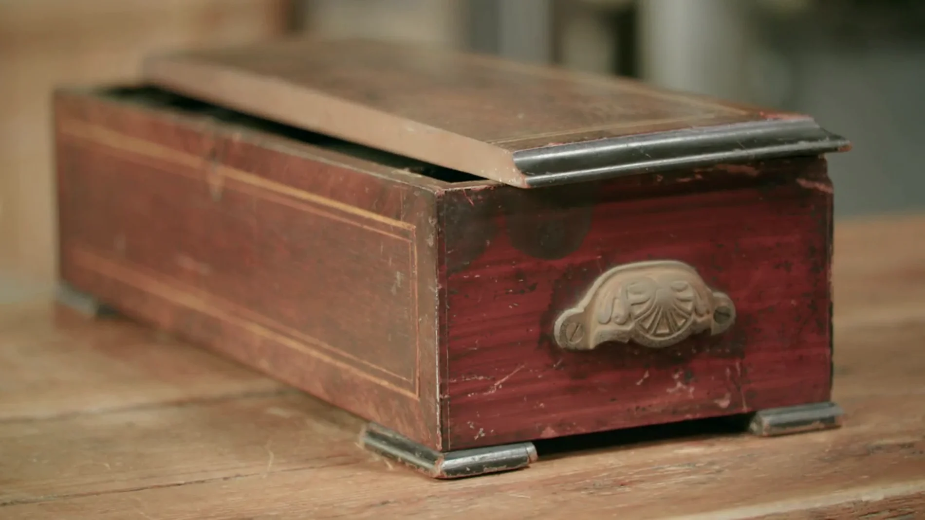 ¿Conseguirán restaurar una vieja caja de música que sobrevivió a la guerra?