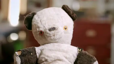 Los restauradores tienen un nuevo reto en forma de peluche con una bonita historia detrás Los restauradores tienen un nuevo reto en forma de peluche con una bonita historia detrás