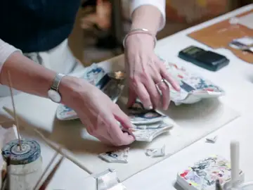 Este es el proceso de restauración de una delicada pieza de porcelana japonesa