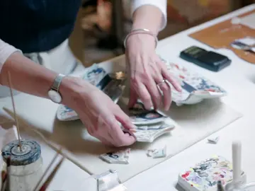 Este es el proceso de restauración de una delicada pieza de porcelana japonesa Este es el proceso de restauración de una delicada pieza de porcelana japonesa