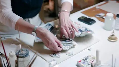 Este es el proceso de restauración de una delicada pieza de porcelana japonesa Este es el proceso de restauración de una delicada pieza de porcelana japonesa