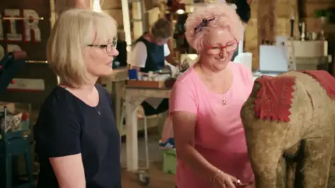 ¿Conseguirán que este viejo elefante de juguete recupere su esencia? ¿Conseguirán que este viejo elefante de juguete recupere su esencia?