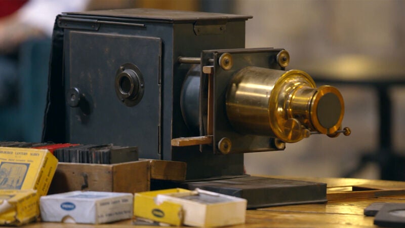 ¿Cuánto pagarán por esta asombrosa linterna mágica de principios del siglo XX?