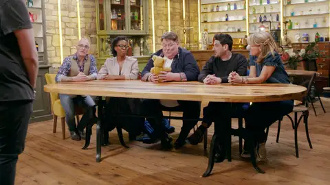 El peluche de pedrigree causa un gran revuelo por ver quien es el primer pujador en abrazarlo El peluche de pedrigree causa un gran revuelo por ver quien es el primer pujador en abrazarlo