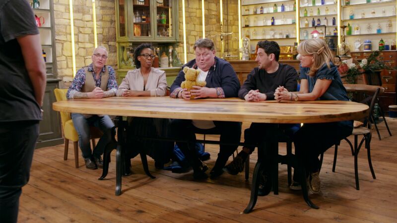 El peluche de pedrigree causa un gran revuelo por ver quien es el primer pujador en abrazarlo