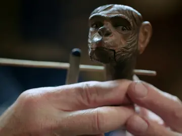 Un trabajo en equipo de la tienda de las restauraciones arregla el mecanismo de una cabeza de mono Un trabajo en equipo de la tienda de las restauraciones arregla el mecanismo de una cabeza de mono