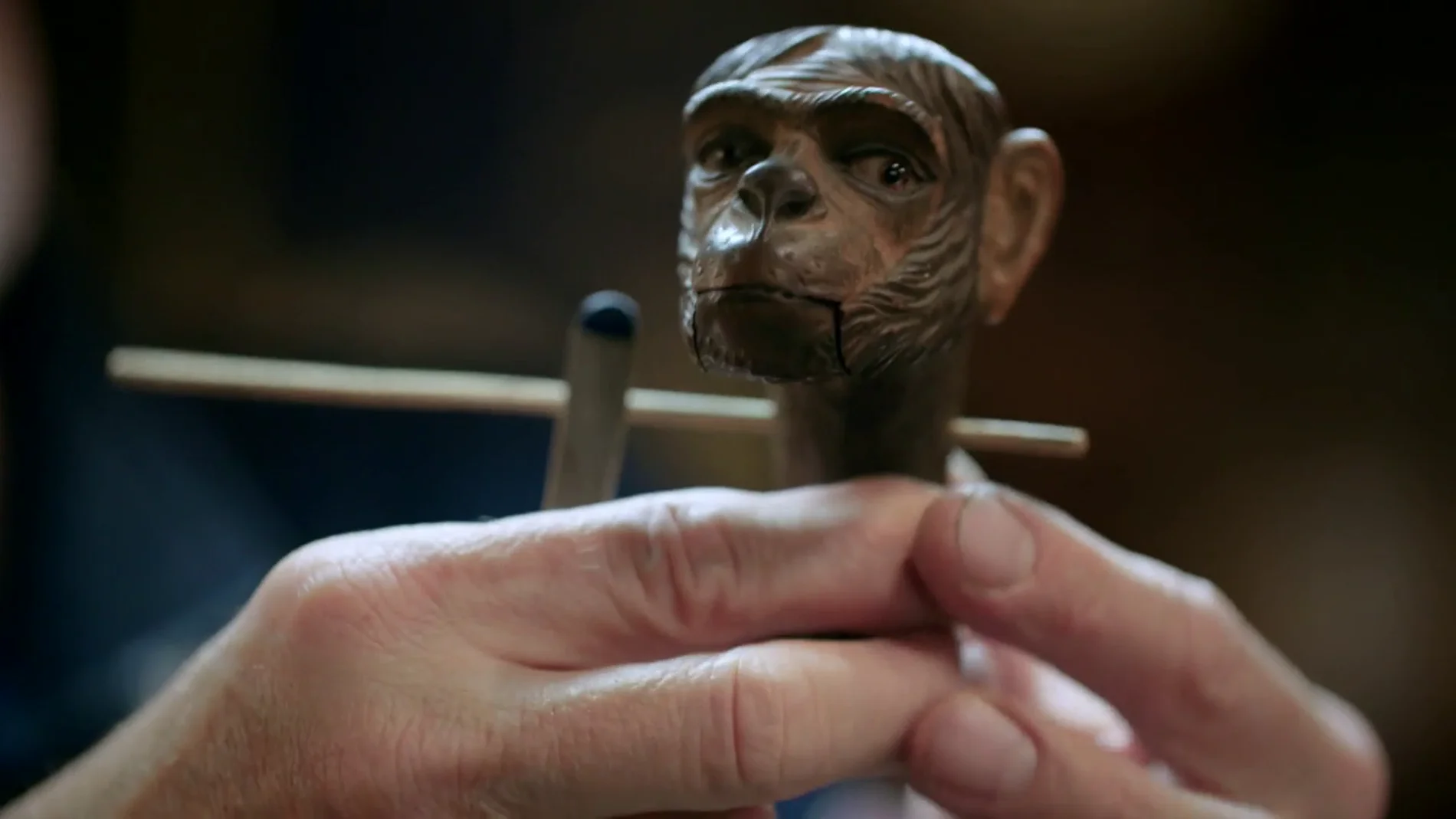 Un trabajo en equipo de la tienda de las restauraciones arregla el mecanismo de una cabeza de mono