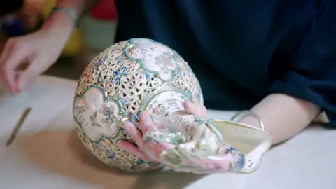 Reparan un jarrón roto desde hace 35 años Reparan un jarrón roto desde hace 35 años