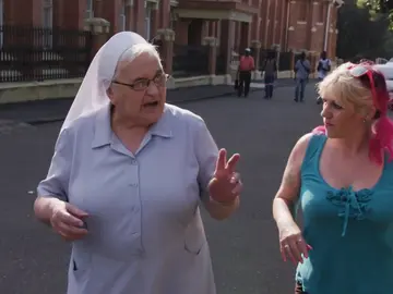Una monja se encuentra una cobra escupidora de Mozambique en el convento Una monja se encuentra una cobra escupidora de Mozambique en el convento