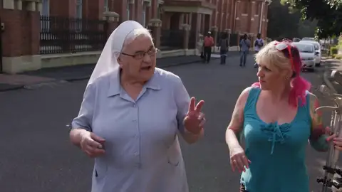 Una monja se encuentra una cobra escupidora de Mozambique en el convento Una monja se encuentra una cobra escupidora de Mozambique en el convento