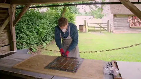 Restauran una exclusiva ventana de vidrio Restauran una exclusiva ventana de vidrio