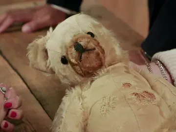 Un oso de peluche es restaurado para que pueda viajar a Australia Un oso de peluche es restaurado para que pueda viajar a Australia