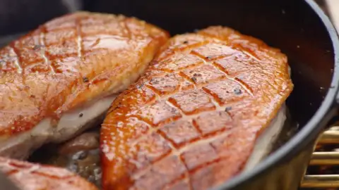 Los chefs se tienen que enfrentar en el fuego cruzado con dos productos que no esperaban: nata y melocotones. ¿Cómo impresionarán al jurado? Los chefs se tienen que enfrentar en el fuego cruzado con dos productos que no esperaban: nata y melocotones. ¿Cómo impresionarán al jurado?