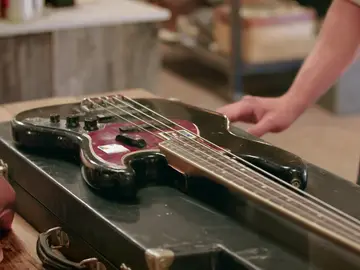 El bajo de una famosa banda de los años 70 tiene que ser reparado por la tienda de las restauraciones El bajo de una famosa banda de los años 70 tiene que ser reparado por la tienda de las restauraciones