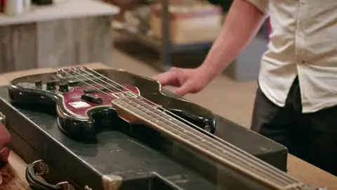 El bajo de una famosa banda de los años 70 tiene que ser reparado por la tienda de las restauraciones El bajo de una famosa banda de los años 70 tiene que ser reparado por la tienda de las restauraciones