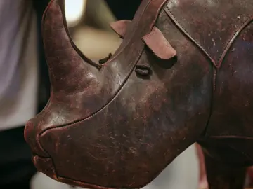 ¿Dejarías reposar tus pies en un rinoceronte? ¿Dejarías reposar tus pies en un rinoceronte?