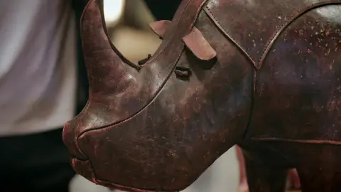 ¿Dejarías reposar tus pies en un rinoceronte? ¿Dejarías reposar tus pies en un rinoceronte?