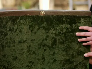 La historia que hay detrás de esta antigua silla de teatros emociona a los restauradores La historia que hay detrás de esta antigua silla de teatros emociona a los restauradores