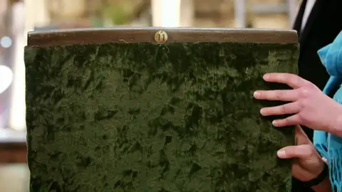 La historia que hay detrás de esta antigua silla de teatros emociona a los restauradores La historia que hay detrás de esta antigua silla de teatros emociona a los restauradores